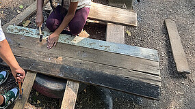 Pure adventure: building huts on the adventure playground of the Internationaler Bund (IB). Photo: IB